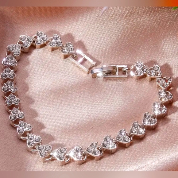 ZH Jewelry Jewelry - Love is Eternal, Heart Chain Bracelet Inlaid Rhinestone Jewelry, NWT